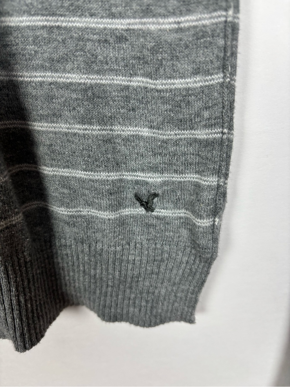 American Eagle Long Sleeve V-Neck
Striped Knit Sweater Gray White Small Y2K - Picture 3 of 6
